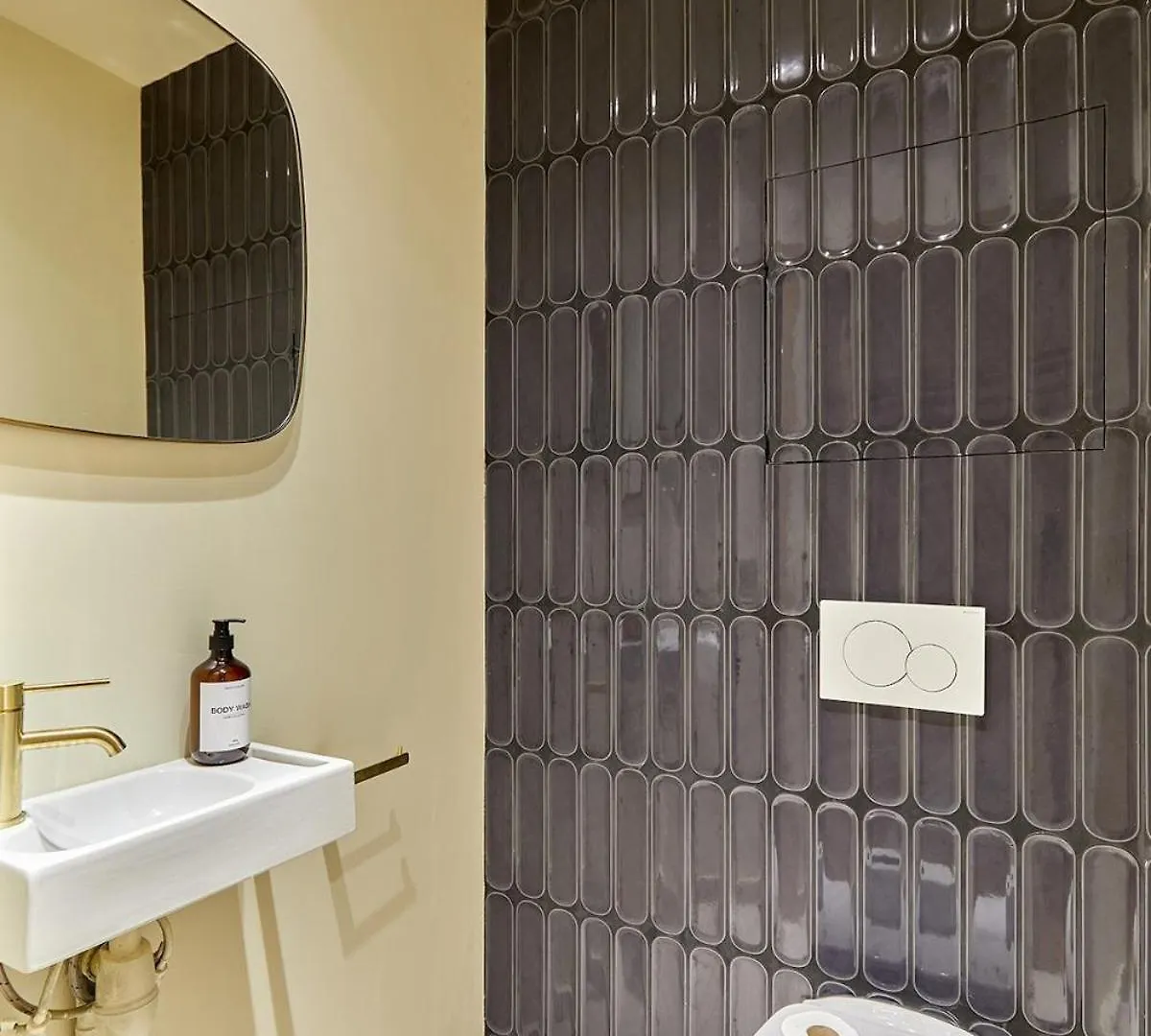 Incredible Ac 3 Bedrooms Center Of By Prestige Apartment *