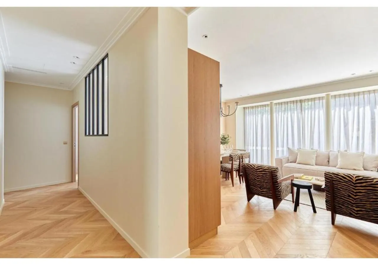 Incredible Ac 3 Bedrooms Center Of By Prestige * Parijs